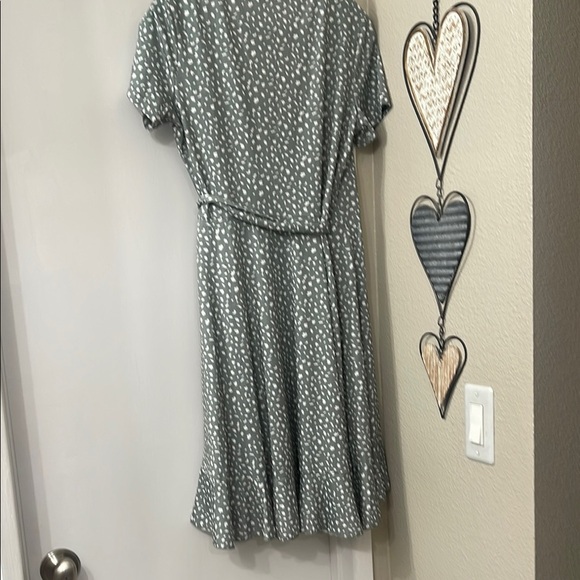 Elegant Green and White Midi Dress - Picture 8 of 11